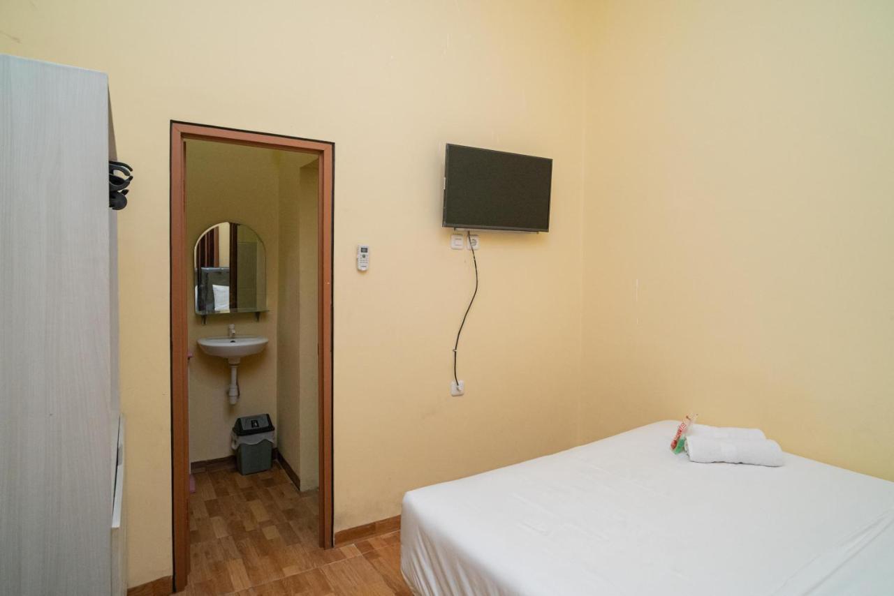 Reddoorz Syariah Near Jembatan Merah Plaza Krembangan Exterior photo